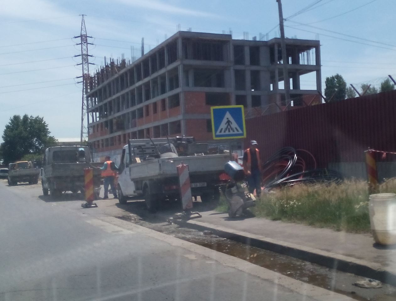 201806.01 - pe partea dreapta au ajuns la noul bloc dintre uzine