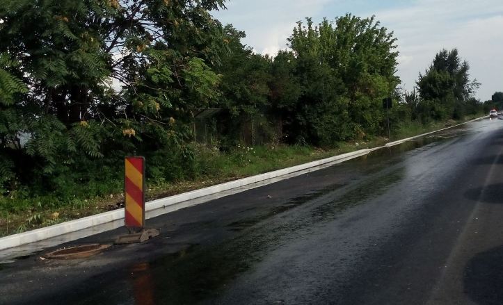 iulie 29 - inundatie - 4 - se vede nivelul soselei la bordura
