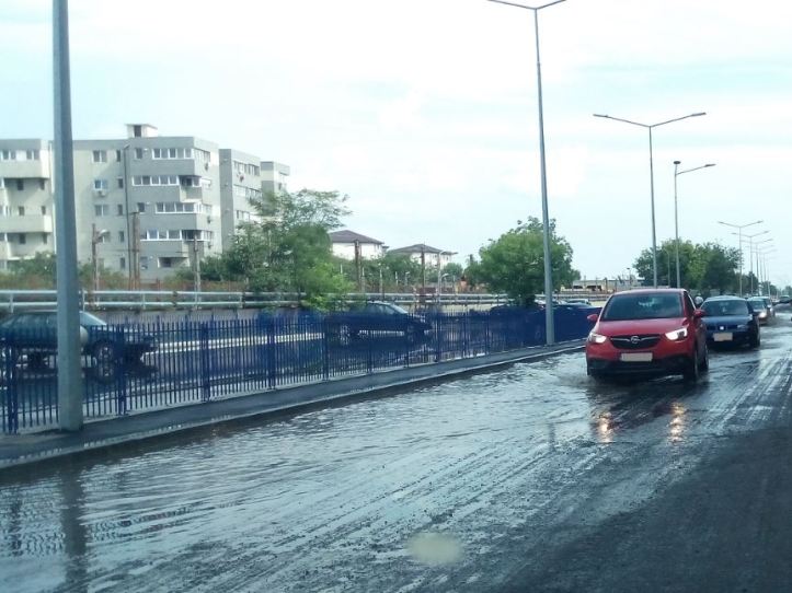 iulie 29 - inundatie - 6 - parcarea de la PL plina si ea